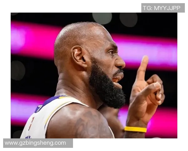 詹姆斯:篮球传奇背后的奋斗故事与荣耀时刻